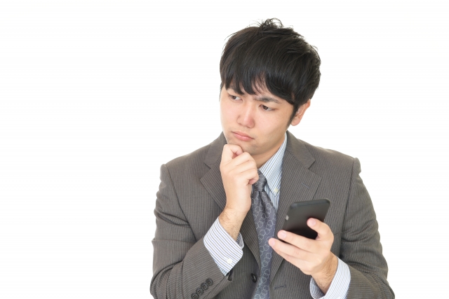 不満そうな男性