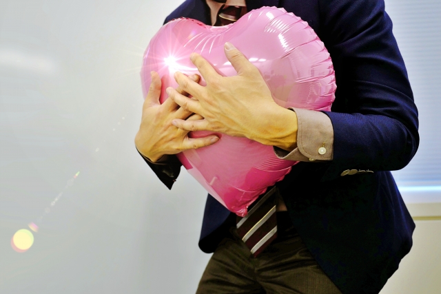ハートを抱える男性