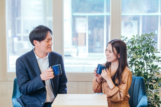 楽しそうに会話する男女